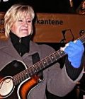 Anne Grete Preus spiller gitar, fotograf: Nobel-redaksjonen